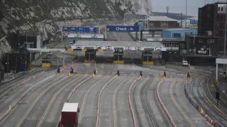 Un camión llega al puerto de Dover, este 1 de enero.