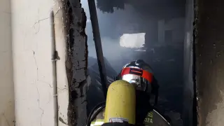 Un incendio calcina una nave en Tauste