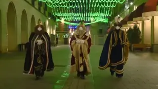 Los Reyes Magos paseando por unos Porches de Galicia vacíos.