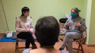 Noelia Díaz, derecha, e Isabel Fraile hablan con María Jesús, que sufre trastornos de pánico, en la sede de la asociación Capaz en Zaragoza.