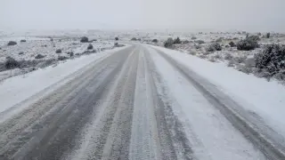 La carretera de Santa Eulalia a Bronchales, cubierta de hielo y nieve.