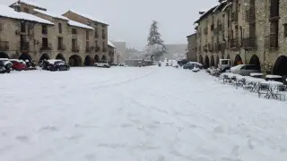 La plaza Mayor de Aínsa, cubierta de nieve.