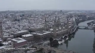 Espectaculares imágenes de Zaragoza cubierta de nieve a través del vuelo de un dron.