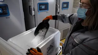 Preparación de vacunas contra la covid-19 con hielo seco para su transporte en Suiza.