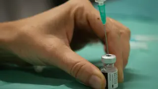 Preparativos para la administración de una vacuna contra la covid-19.