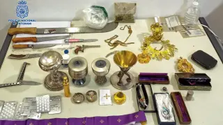 Entre los objetos incautados había utensilios de liturgia, marihuana, pastillas, machetes y una navaja de tipo mariposa.