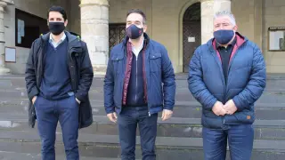 Los tres concejales del PAR en el Ayuntamiento de Monzón.