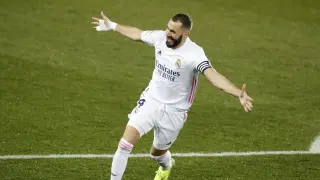 Benzemá celebra su primer gol.