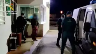 Los asistentes a una fiesta ilegal atacan con piedras a la Guardia Civil al grito de "pandemia de mierda".