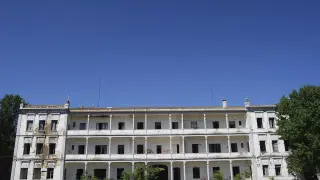 Este es el único edificio que sigue en pie en los terrenos del cuartel General Ricardos de Barbastro tras los derribos realizados hace más de una década.