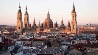 Vistas de Zaragoza con la basílica del Pilar. Recurso.