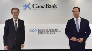 Jordi Gual y Gonzalo Gortazar consejero delegado de Caixabank en la presentación de los resultados