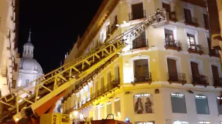 Los bomberos rescatan desde la calle a una mujer que se había caído en su domicilio en la calle Alfonso de Zaragoza