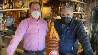 Andrés Barcelón e Isaac Valero, propietarios del bar La Cabaña de Alcañiz.