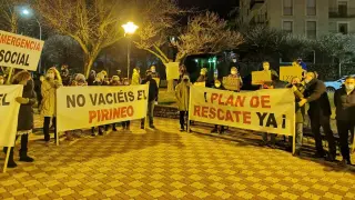 Manifestantes en la movilización celebrada en Sabiñánigo.