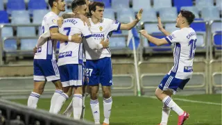Los jugadores del Real Zaragoza celebran el 1-0 anotado de penalti por Narváez y que sería definitivo.