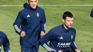 Vuckic, delante de Gabriel 'Toro' Fernández, en un entrenamiento reciente del Real Zaragoza.