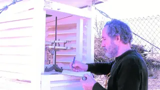 Vicente Aupí toma datos en su observatorio de Torremocha, en el Triángulo de hielo español