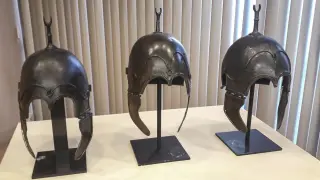 Tres de los cascos celtibéricos de Aranda de Moncayo, cuando fueron recuperados por el Ministerio de Cultura en París.
