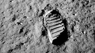 Huella del piloto del módulo lunar de la misión Apolo 11, Buzz Aldrin, en la superficie lunar. Su bota (con nueve costillas) era más grande que la de Armstrong (ocho costillas), por lo que sería posible individualizar las huellas de cada uno.