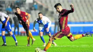 Narváez falla el penalti a favor del Real Zaragoza que pudo ser el 1-2 y la victoria en la recta final del partido en Sabadell.