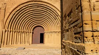 Portada de la iglesia de monasterio de Santa María de Sijena, un entorno que respira geología