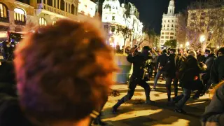 Carga policial tras una concentración de apoyo a Hasel en Valencia.