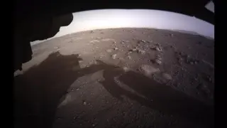 Primera foto a color de Marte enviada por el rover Perseverance.
