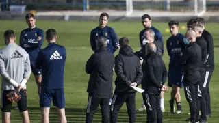 Juan Ignacio Martínez ‘Jim’ da consignas a los futbolistas del Real Zaragoza en el ensayo del sábado.