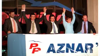 José María Aznar y su mujer, Ana Botella, saludan a los simpatizantes del PP tras su victoria en las generales del 3 de marzo de 1996.