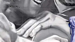 Un viandante pasa por delante del mural que refleja a los jugadores Pau Gasol y Kobe Bryant, en Los Angeles.
