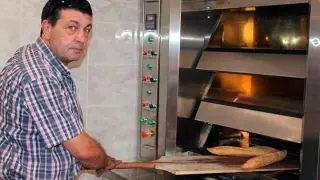 Arturo, en la cochera de Almonacid que compró hace dos años para convertirla en un horno de leña.