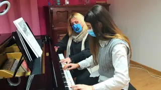 Nati Ballarín, en la academia de piano de Sariñena.