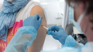 Vacunación de la covid-19 en el centro de salud de La Almozara de Zaragoza. Vacuna. Coronavirus. Covid. gsc