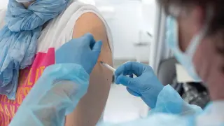 Vacunación de la covid-19 en el centro de salud de La Almozara de Zaragoza.