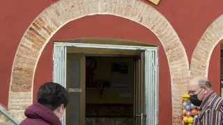 El centro social y bar de Olvés celebró ayer su particular inauguración