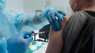 Vacunación contra el coronavirus en el centro de salud de La Almozara de Zaragoza