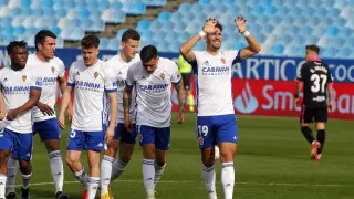 Alegría celebra con el resto del equipo la consecución del 1-0 ante el Tenerife, gol ganador y que es su primer tanto como zaragocista.