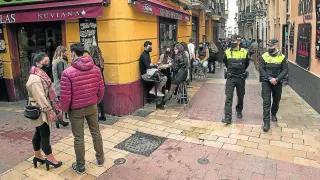 Una patrulla de la Policía Local, este sábado, en las calles del Tubo de Zaragoza