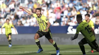 El último partido de verdad, con las gradas repletas de aficionados. Luis Suárez celebra el gol marcado en Málaga el 8 de marzo del año pasado, que supuso el triunfo del Real Zaragoza por 0-1. Al fondo, la tribuna de La Rosaleda llena de público.