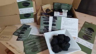 Caja con los productos enviados a los participantes en la cata ‘on line’ de trufa de Teruel.