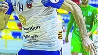 Eloy Rojas intenta frenar el avance de Vargas en el partido entre el Antequera y el Fútbol Emotion