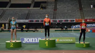 Elena Guiu, en lo más alto del podio de los 60 metros lisos del Nacional sub 18.
