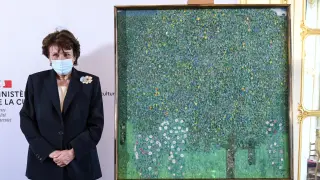 La ministra de Cultura de Francia, Roselyme Bachelot, posa junto al cuadro.