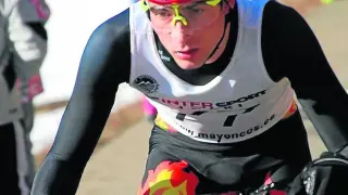 El triatleta aragonés Álvaro López, en su bicicleta