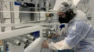 Operarios trabajando en las instalaciones de la planta de European Mask Factory en La Muela.