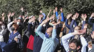 Vecinos y responsables políticos celebrando el galardón de Árbol Europeo de 2021 a la sombra de la propia Carrasca de Lecina.