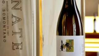 Botella del vino blanco Enate Chardonnay 234.