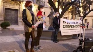 Lectura del manifiesto de las oenegés frente al Ayuntamiento de Huesca para protestar por los recortes en las ayudas de cooperación al desarrollo.