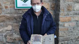 Andrés Lascorz sosteniendo uno de los libros donados.